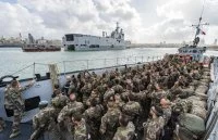 Le BPC Mistral débarque la relève du contingent à Beyrouth et Naqourah