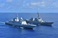 La frégate Bretagne et le destroyer américain USS Dewey