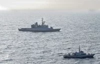 Le Germinal et le patrouilleur côtier togolais Agou