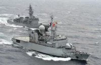 La frégate de surveillance Vendémiaire et la frégate japonaise Abukuma