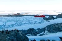 L’Astrolabe accoste pour la première fois à Dumont d’Urville, en Terre Adélie