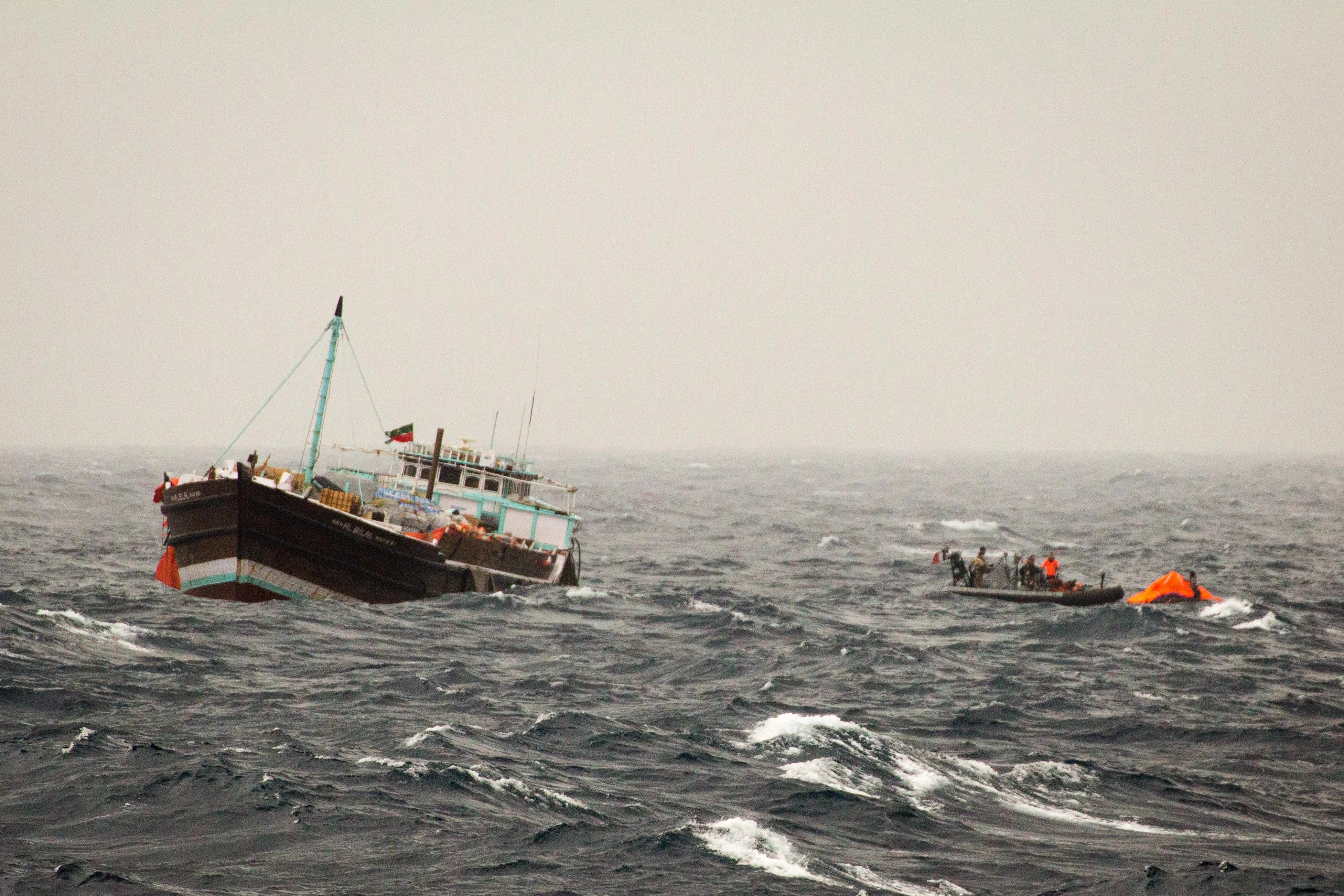 La frégate Surcouf porte assistance à 10 marins en océan Indien