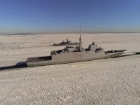 La frégate Aquitaine et un chasseur de mines finlandais dans la banquise du golfe de Finlande