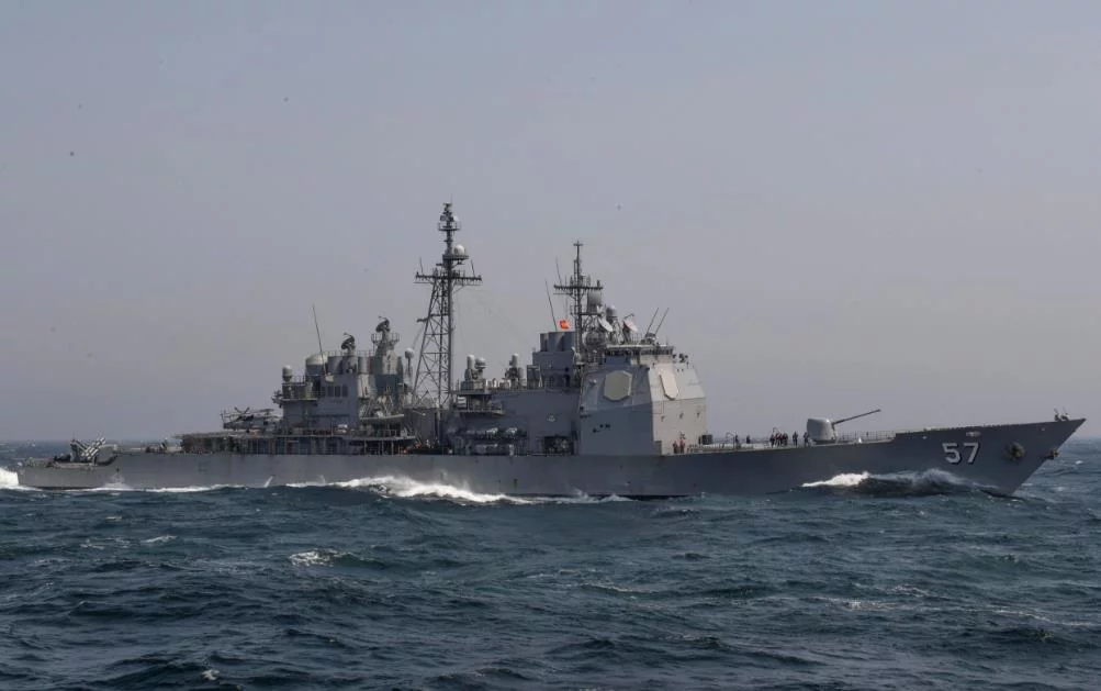 Le croiseur américain USS Lake Champlain