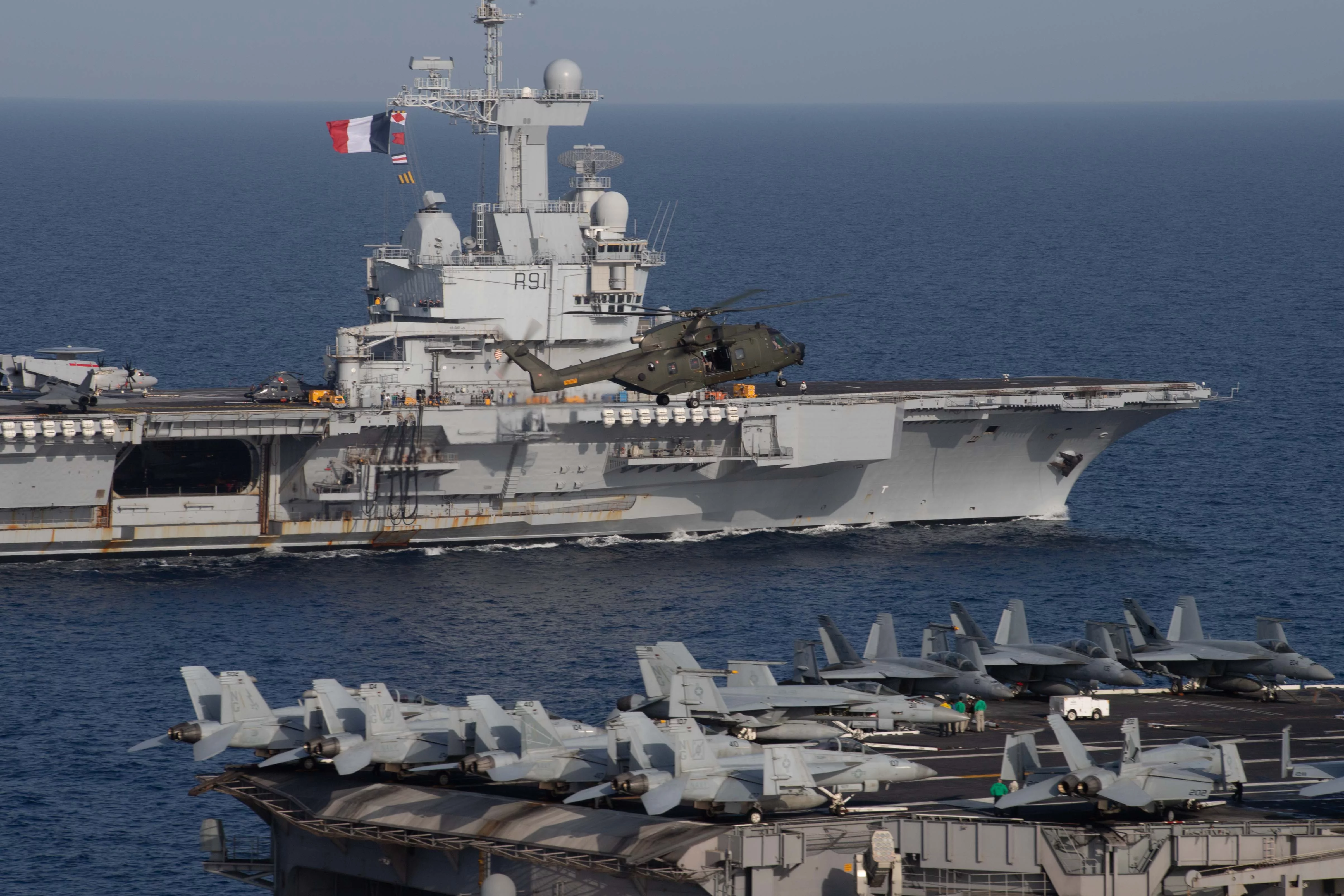 Le Charles-de-Gaulle, vu depuis le porte-avions américain John C. Stennis