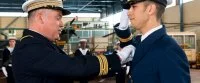 Le CV Luxembourger, commandant la BAN Lanvéoc-Poulmic, remet l’insigne de pilote de l’aéronautique navale au LV Hassan Hamrouden, de la marine royale marocaine