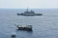 La frégate Surcouf et le boutre suspect