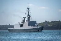 La frégate La Fayette dans le goulet de Brest