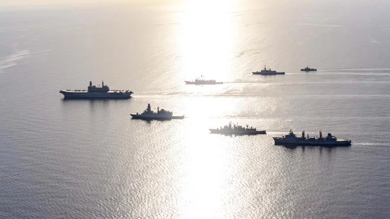Le porte-avions italien Cavour et son escorte