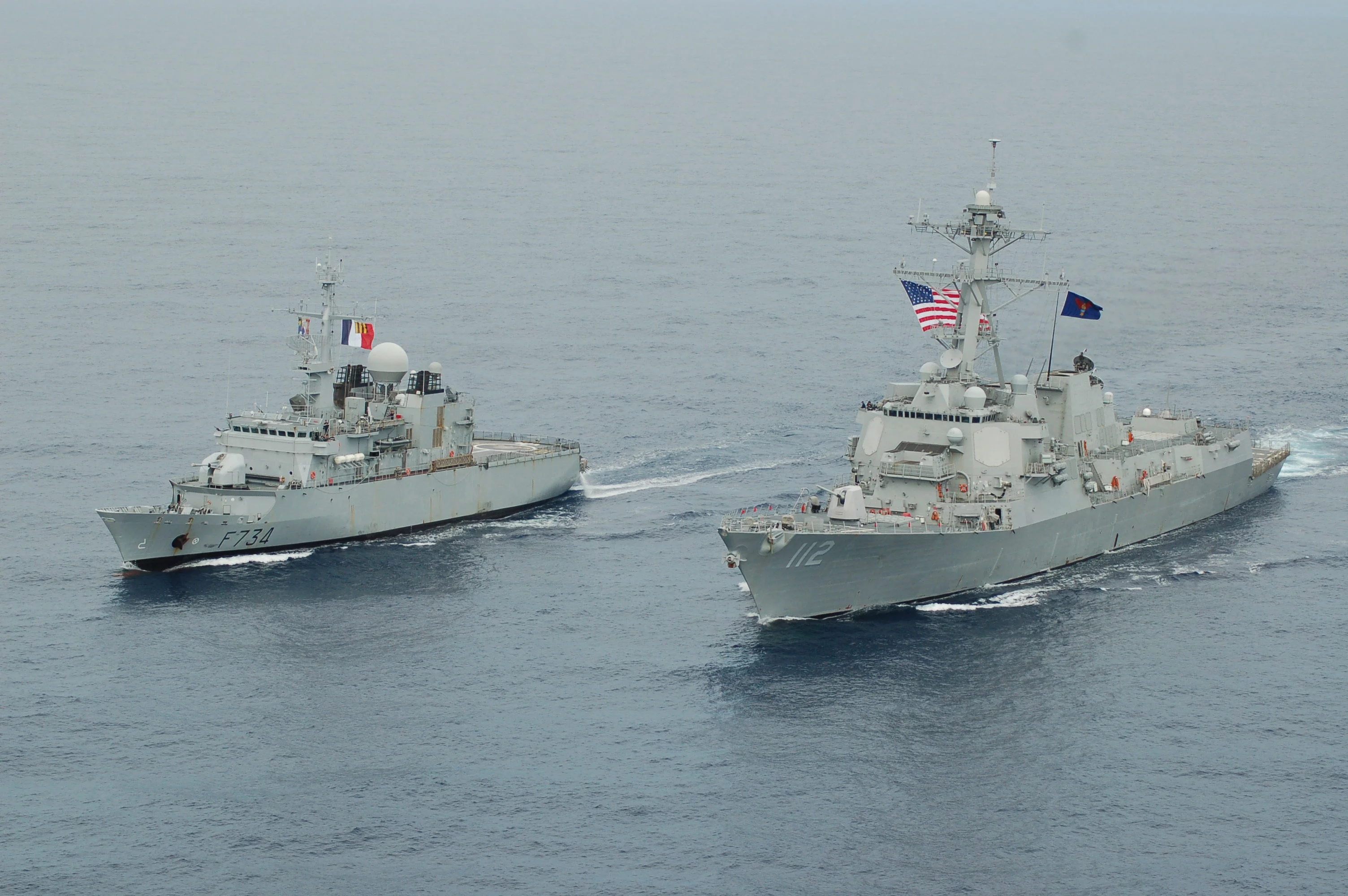 La frégate Vendémiaire effectue un exercice avec un navire américain en mer de Chine