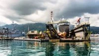 Le bâtiment de soutien Bougainville sur un dock flottant