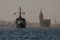 Le BPC Dixmude transite escorté par le LV Le Hénaff
