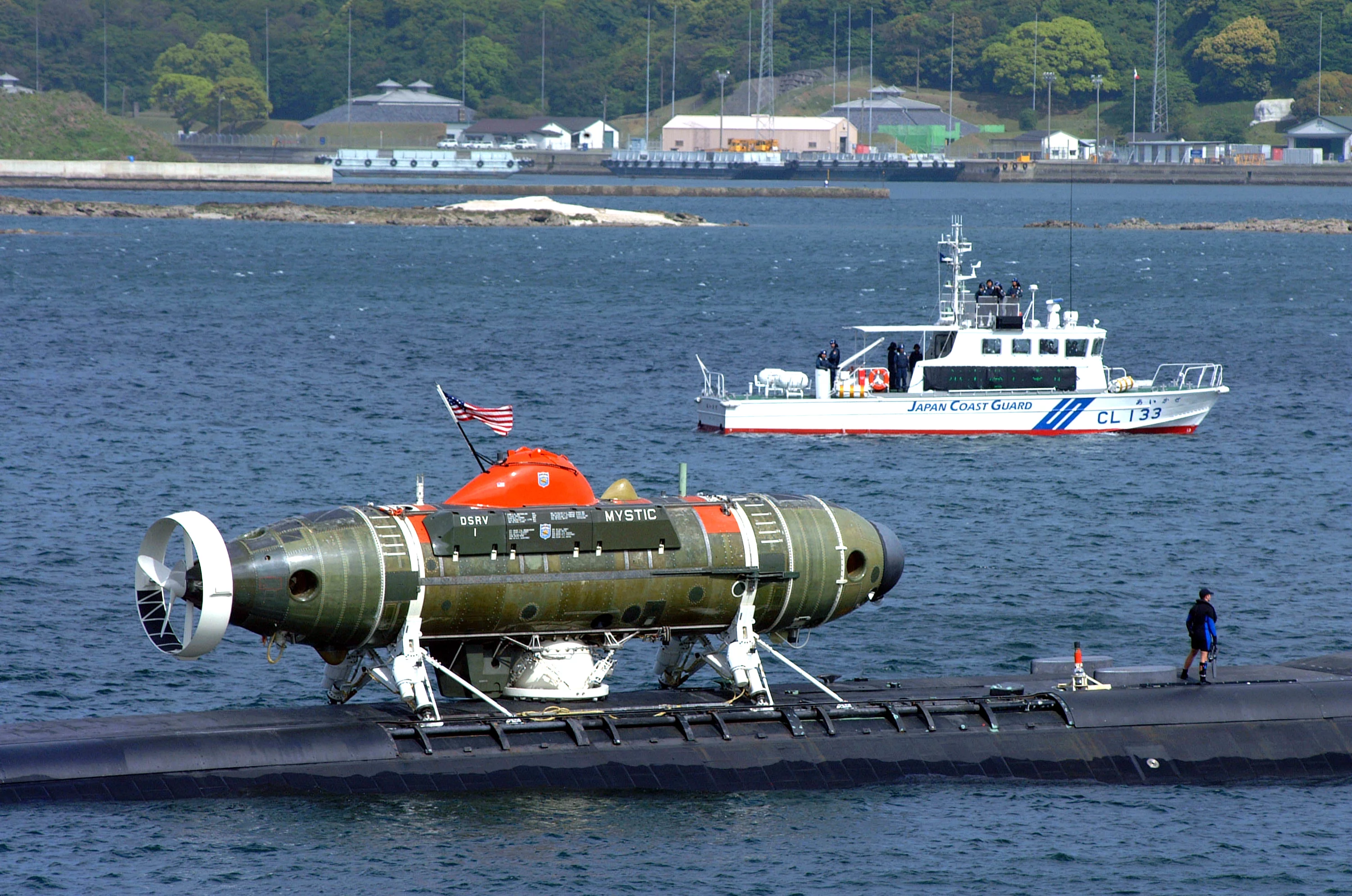 Le DSRV Mystic chargé en pontée du SNA américain USS La Jolla