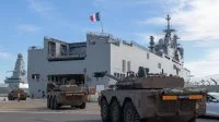 Des éléments de la 6e Brigade légère blindée embarquent à bord d'un porte-hélicoptères