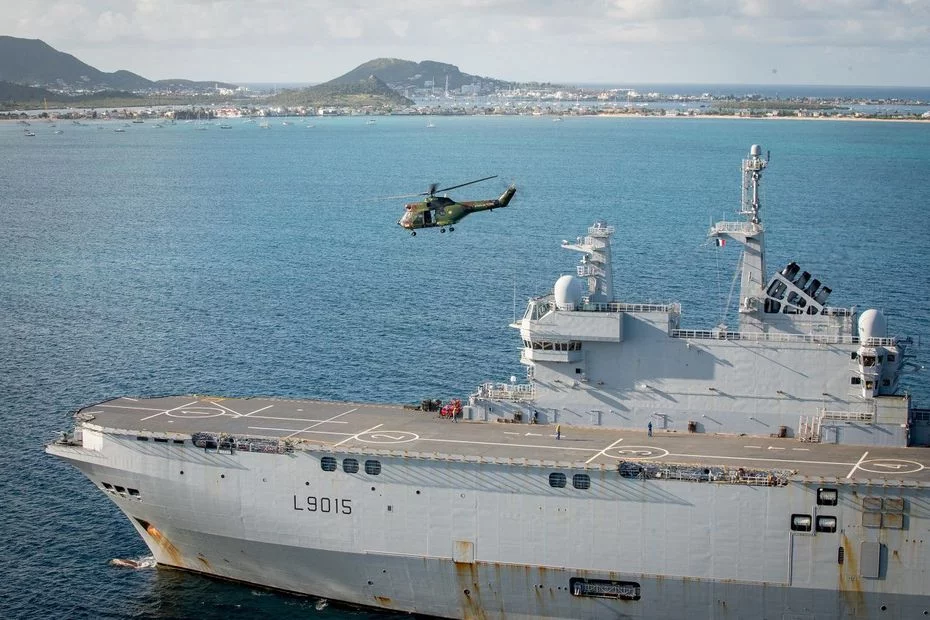 Le Dixmude au large de l'île de St-Martin