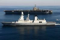 Le Chevalier navigue aux côtés du porte-avions USS John C. Stennis