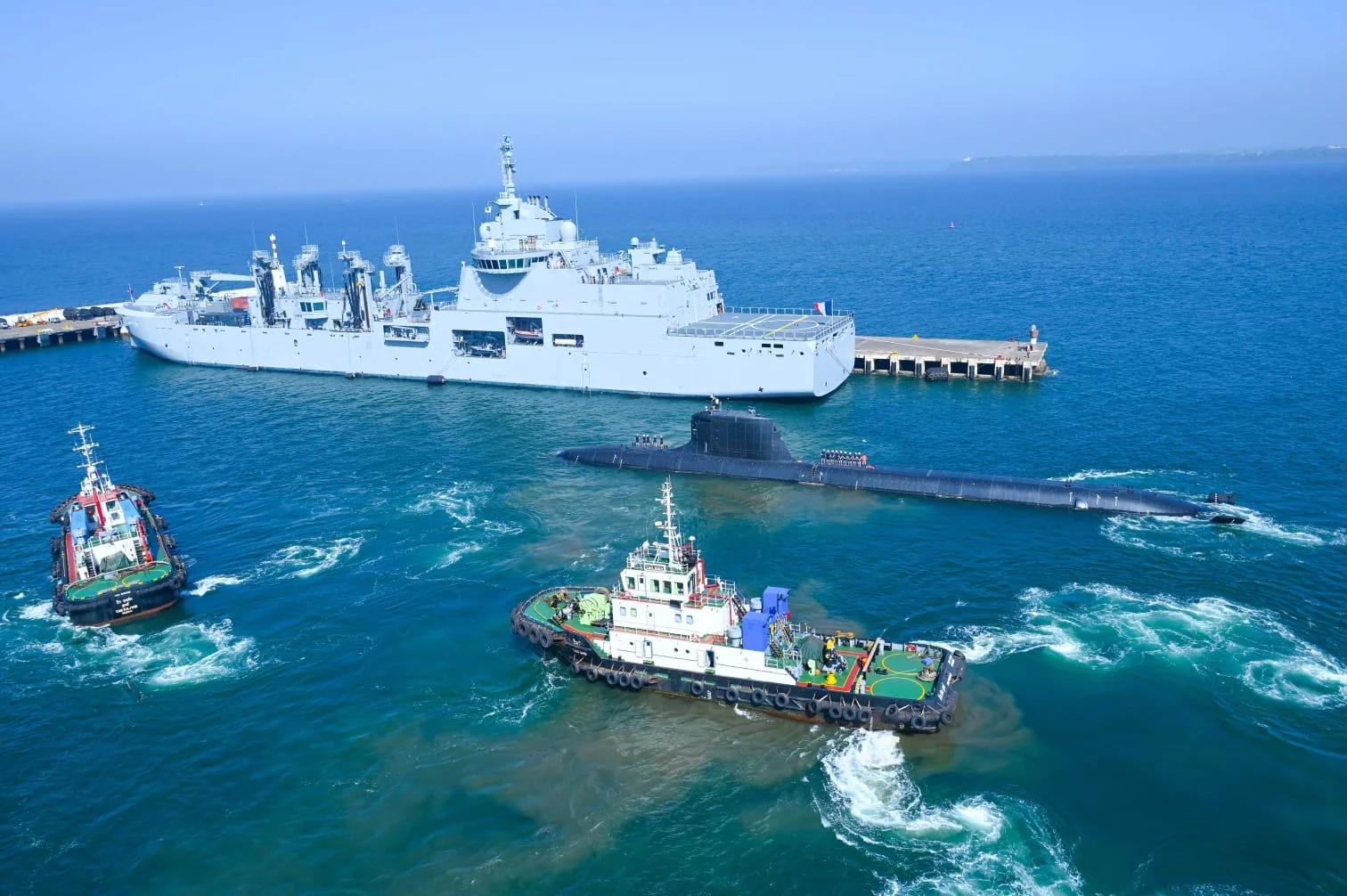 Un bâtiment ravitailleur de forces et un sous-marin de type Suffren dans le port de Goa