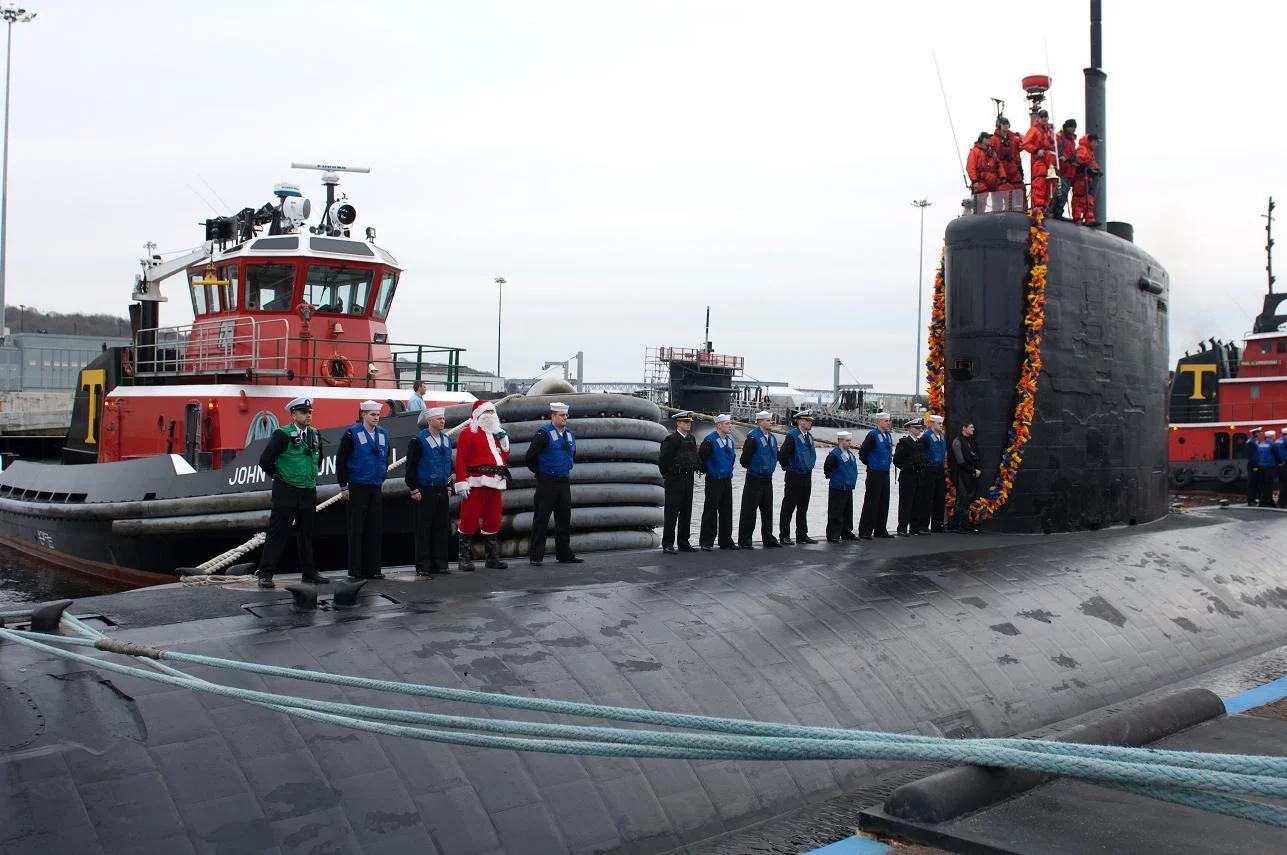 Le Père Noël rentre de mer sur le pont d’un SNA américain