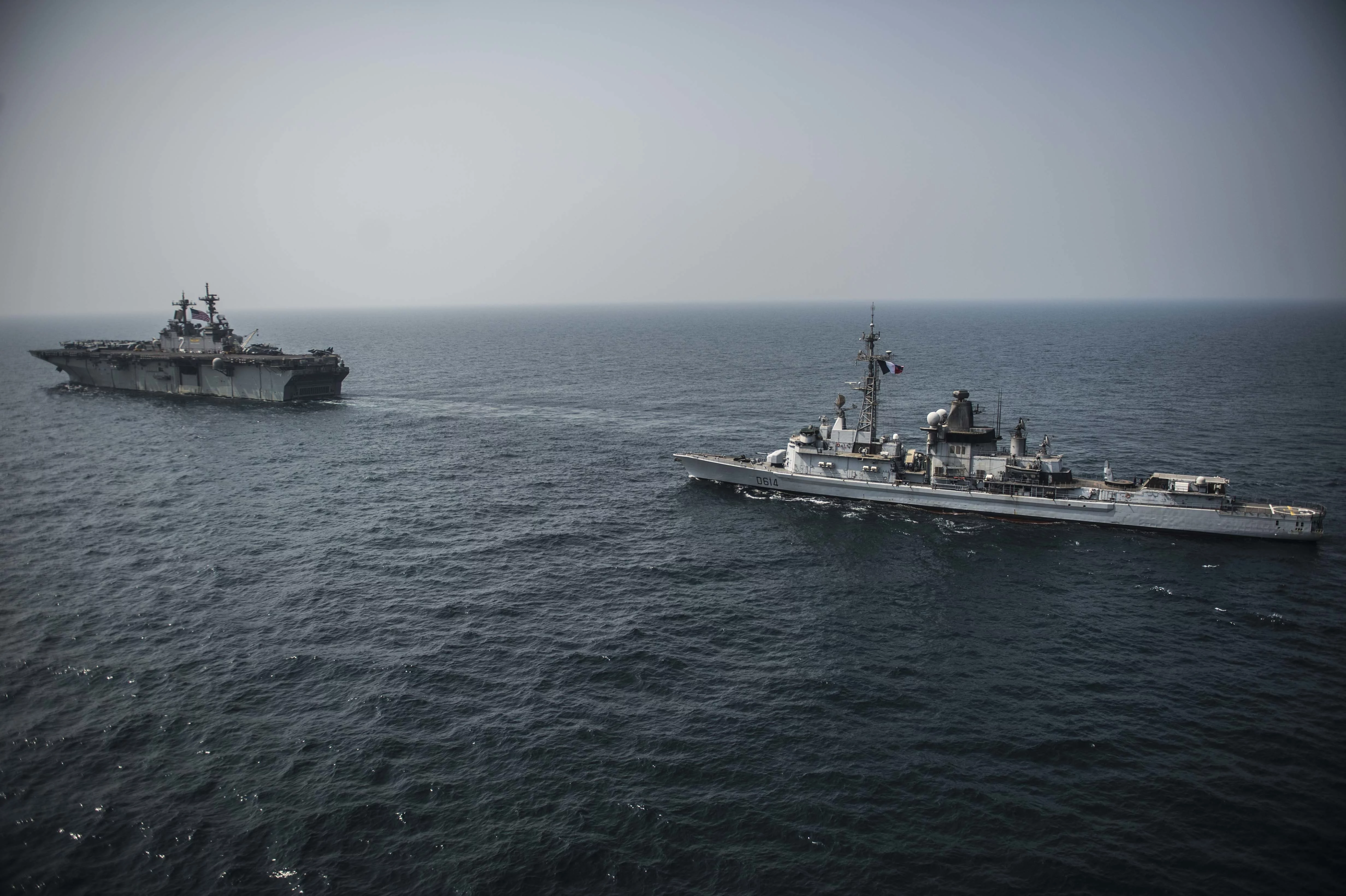 La frégate Cassard et le bâtiment amphibie USS Essex
