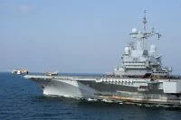 Un avion de transport tactique C-2A Greyhound affecté sur le porte-avions USS Harry S. Truman, décolle du Charles de Gaulle