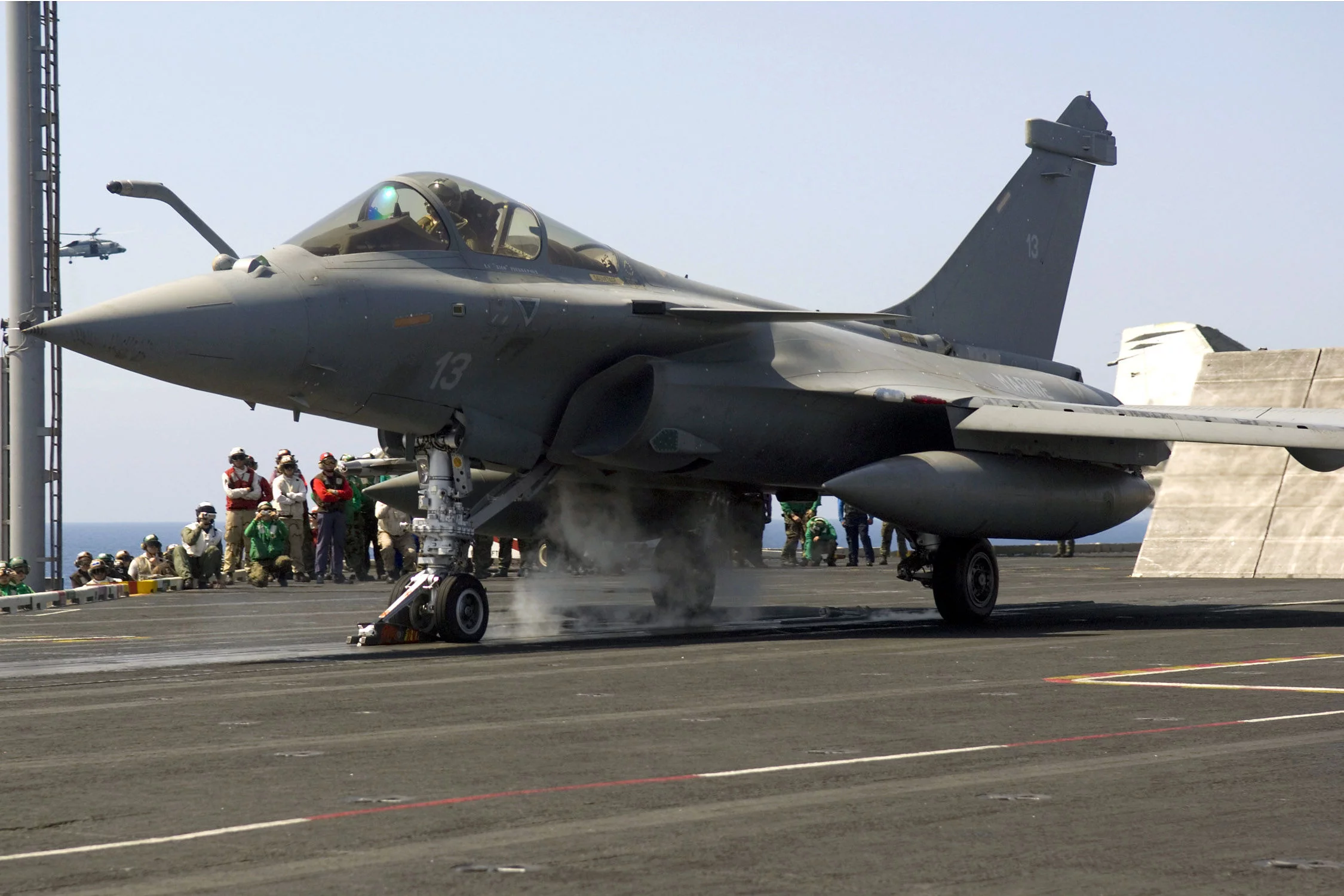 Un Rafale Marine sur une catapulte de l'USS Entreprise