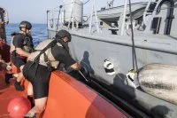 Un plongeur-démineur inspecte la coque àa la recherche de charges explosives