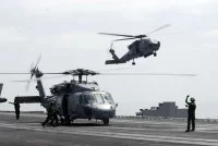 Des hélicoptères US déposent des officiers français sur le John Stennis