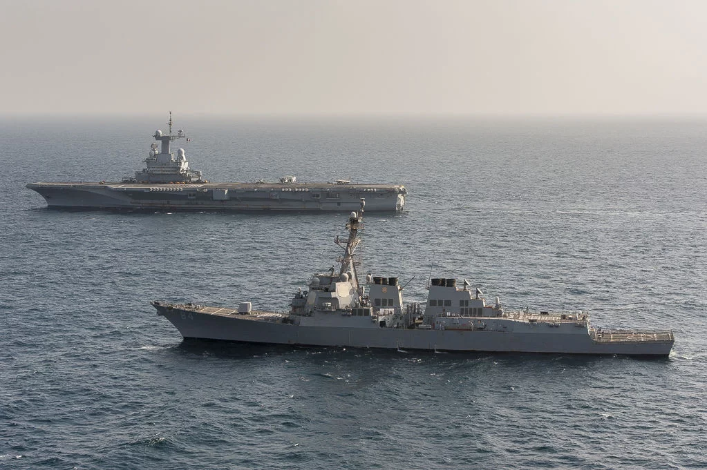 Le destroyer USS Bulkeley navigue aux côtés du porte-avions Charles de Gaulle