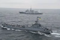 La frégate Auvergne et le LST Yuri Oliferenko de la marine ukranienne