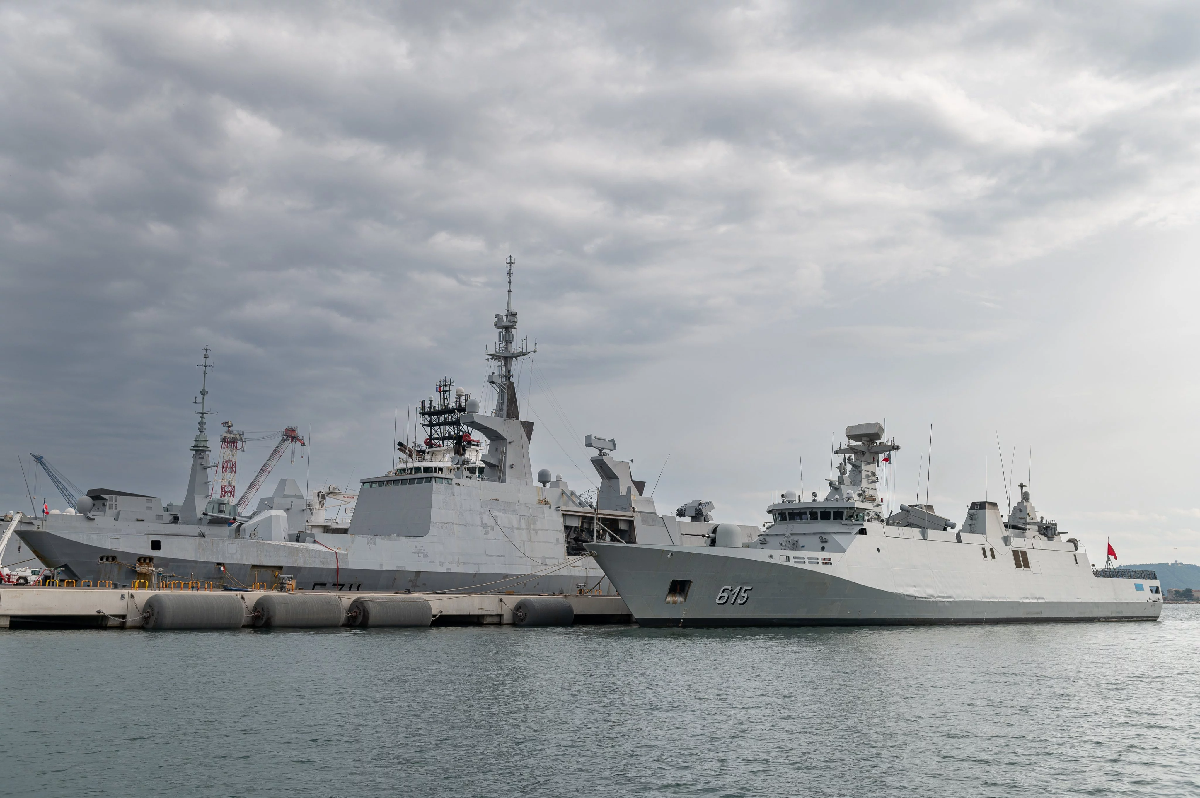 La frégate Allal Ben Abdellah de la Marine royale marocaine dans le port de Toulon