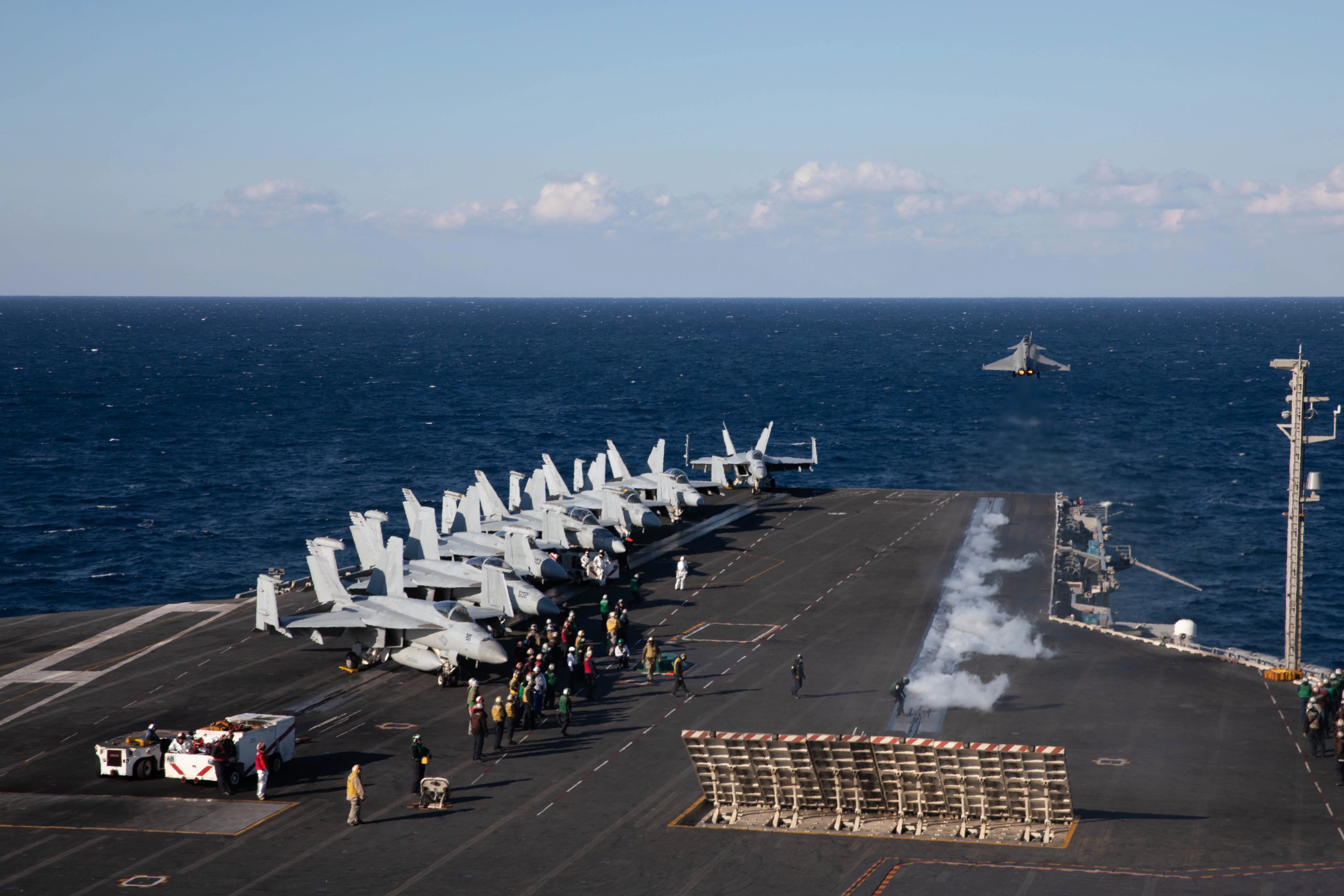 Un chasseur Rafale F-3R décolle depuis le pont du porte-avions américain USS Harry S. Truman