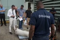 Les ballots de cocaïne sont pesés
