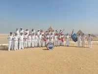 Le bagad de Lann Bihoué se produit devant les pyramides