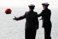 Lancer du bâchis du QM Durand à la mer, recouvert des pompons de ses camarades