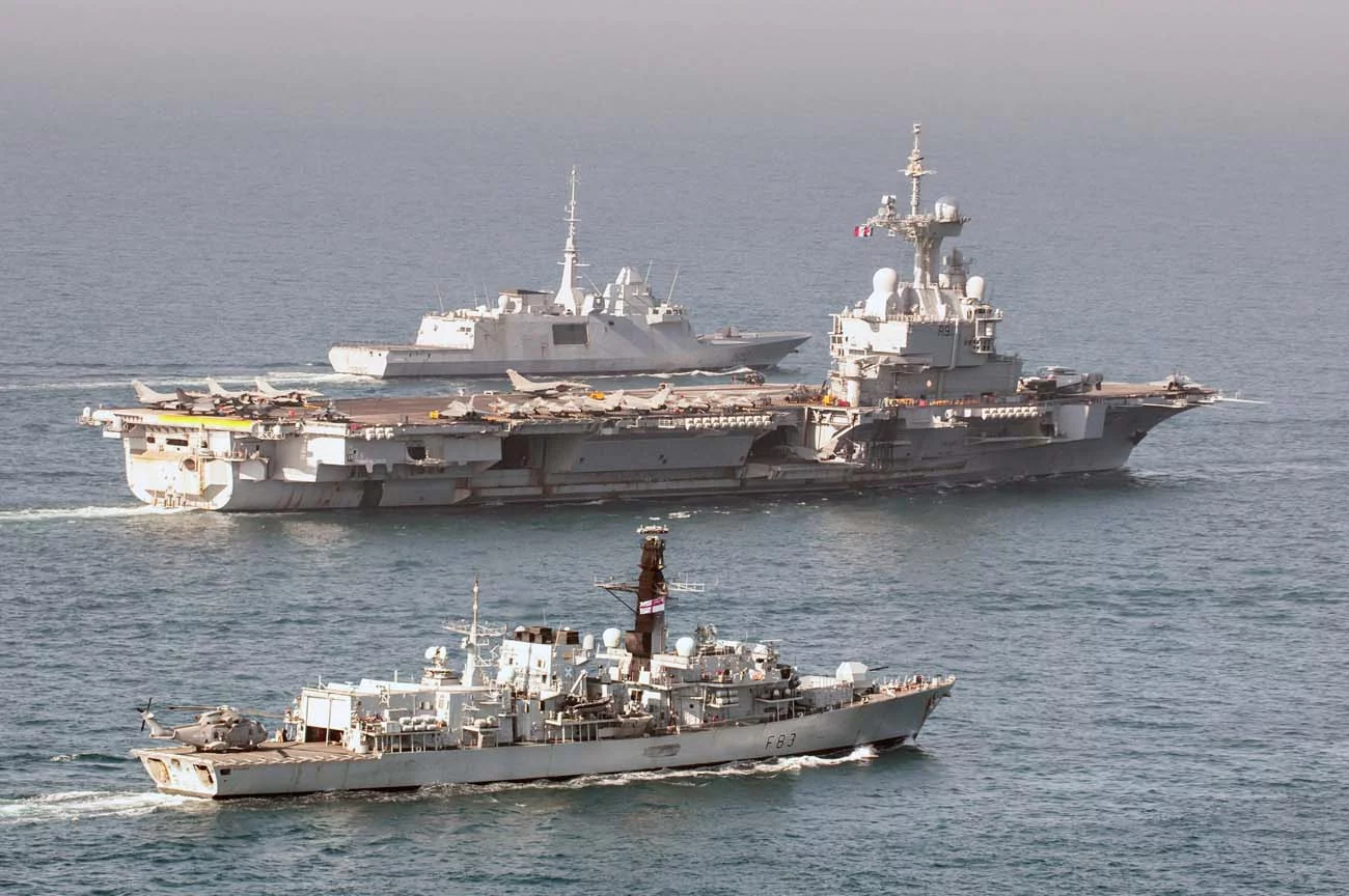 La frégate britannique HMS St Albans au sein du groupe aéronaval français