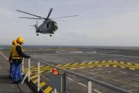Un Super Frelon sur le pont d'envol d'un BPC