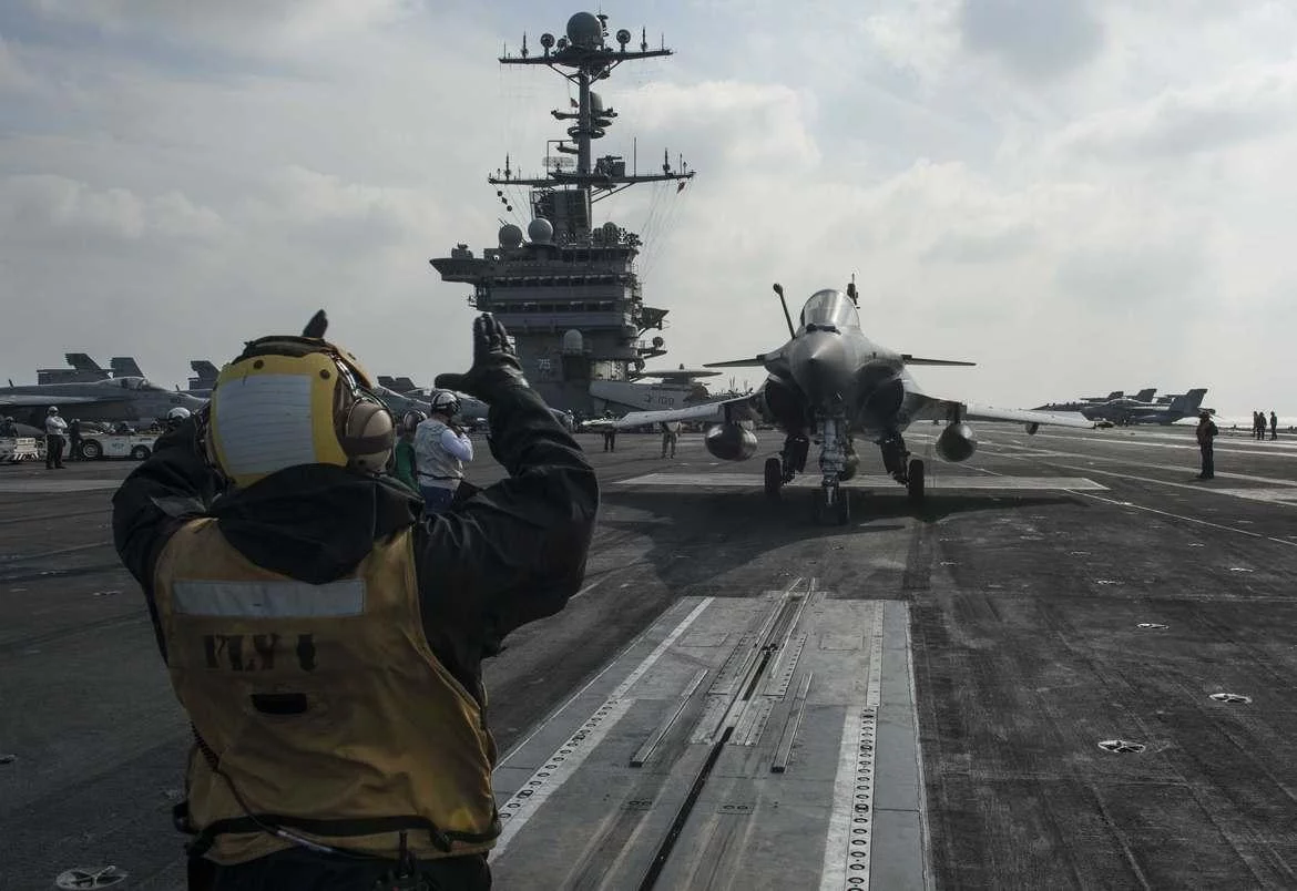 Un Rafale Marine se prépare à être catapulté depuis le porte-avions américain Harry S. Truman