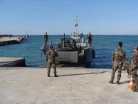 Un engin débarque d'un CTM