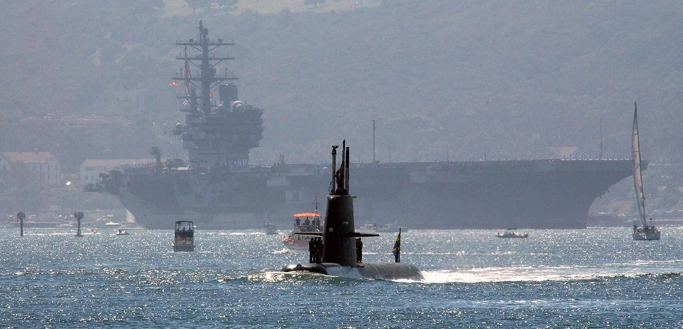 Le sous-marin suédois HMS Gotland et le porte-avions USS Ronald Reagan (CVN 76)