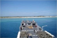 Le bâtiment de transport léger La Grandière ravitaille les îles Éparses