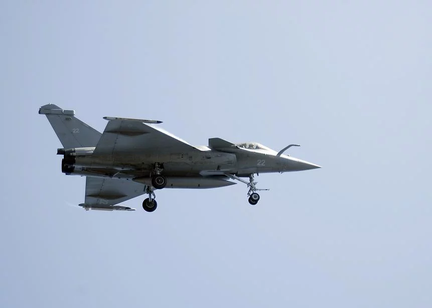 Un Rafale français survole le Theodore Roosevelt
