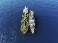 La frégate Germinal effectue un ravitaillement offshore