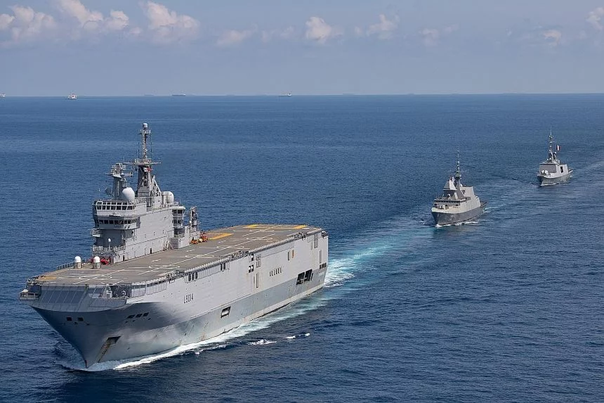 Le Tonnerre, le Surcouf et la frégate singapourienne Steadfast