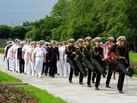 Des marins des 4 marines participant à l'exercice FRUKUS 2012 déposent une gerbe au mémorial du cimetière Piskariovskoye