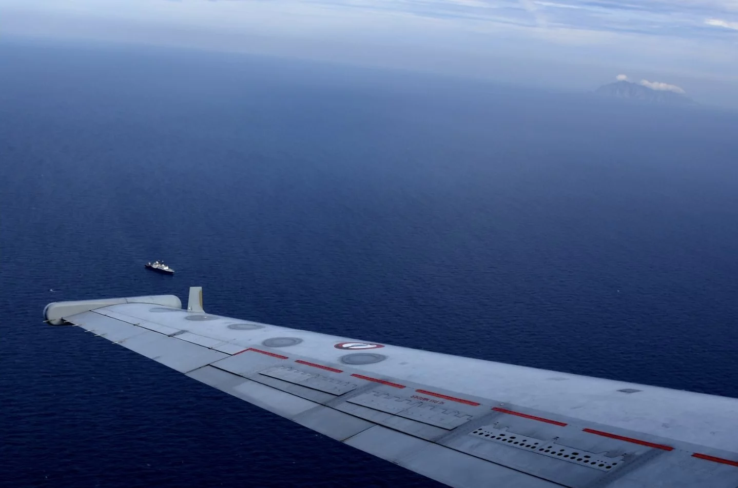 Un avion de patrouille maritime Atlantique 2 survolle le navire russe collecteur de renseignements Yantar en Méditerranée