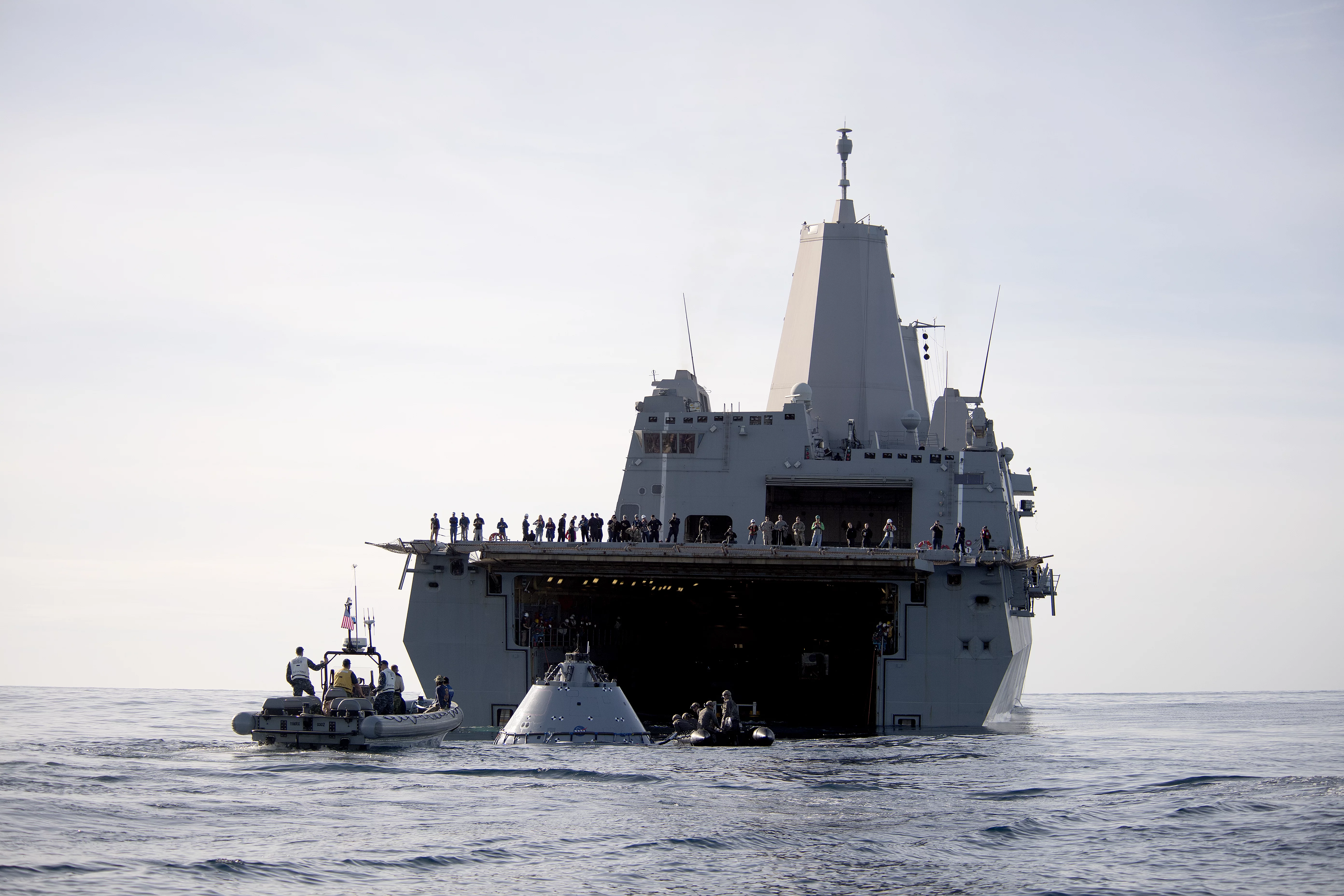Le TCD USS Anchorage effectue un test de récupération de la capsule spatiale Orion