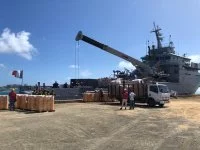 Le  Dumont d’Urville embarque du fret humanitaire sur la base navale colombienne de Carthagène-des-Indes