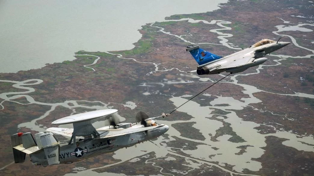 Un chasseur Rafale Marine ravitaille un avion de guet aérien Hawkeye E-2D