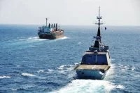 La frégate Courbet escorte un navire chargé de nourriture pour la population somalienne
