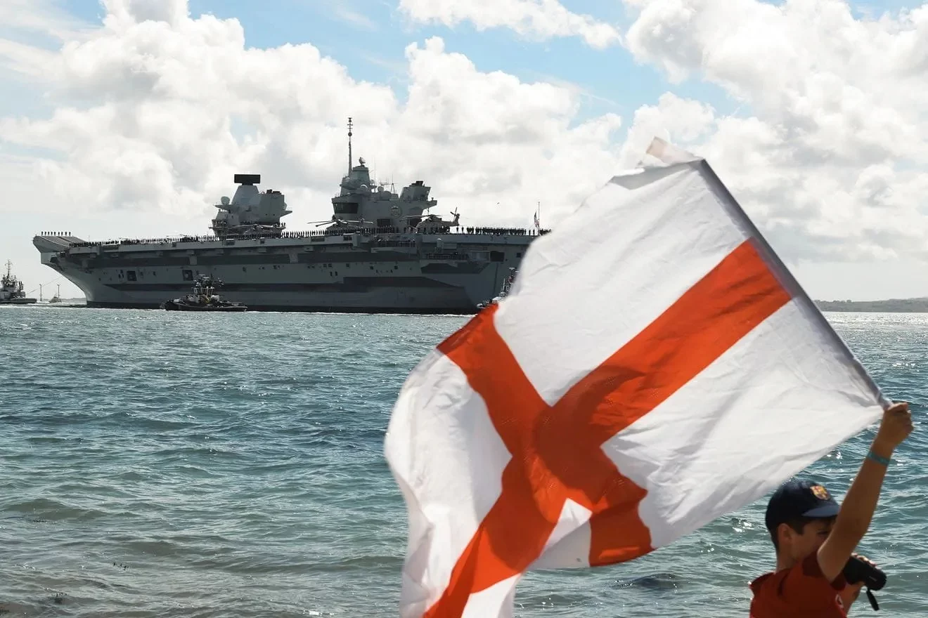 Le porte-avions HMS Prince of Wales appareille de Portsmouth
